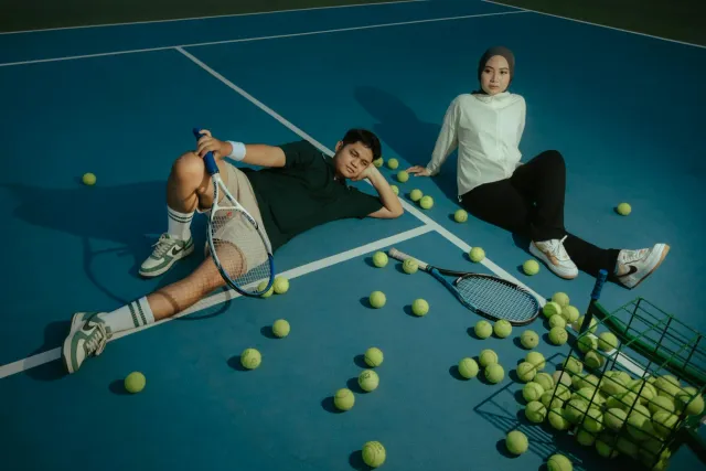 Jannik Sinner, jogadór tenis número 1 mundu, iha French Open 2026 ho facial espresaun moras, iha court vermellu, ho ema barak