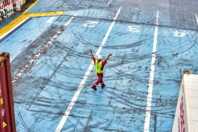 Imajen ida ne'ebé hatudu atleta feto ida ho sorrisu boot iha nia oin, hodi hateke ba futuru ho esperansa, hodi representa for