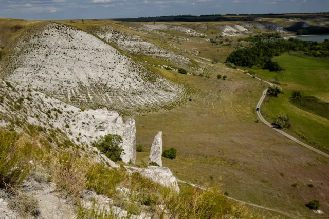 Imajen husi giant chalk Cerne Abbas iha Dorset, Inglaterra, ne'ebé hetan restorasaun, ho ema ki'ik iha okos atu kompara nia a