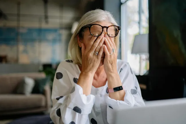 Ema ida uza relójiu intelijente Samsung Galaxy Watch Ultra 2 iha liman, haree ba tela ne'ebé hatudu dadu saúde hanesan ritmu 
