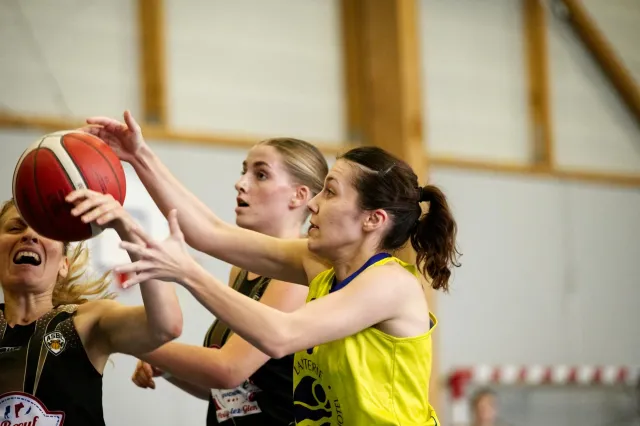 Jogadora Caitlin Clark iha jogu WNBA entre Fire no Fever, ho bola iha liman, iha estadio cheio ho torcedor sira