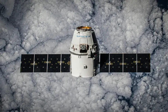 Imajen satélite ViaSat-3 iha órbita, ho rai iha kotuk, hatudu teknolojia komunikasaun avansadu ne'ebé muda ita nia moris loro