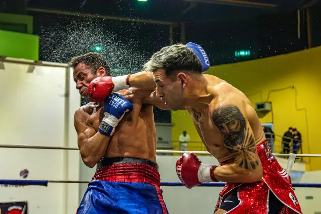 Lutadór UFC Cody Haddon ho laran tomak koalia iha mikròfenu hafoin knockout iha UFC Macau, hatudu ninia frajeza no husu ajuda