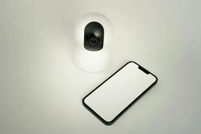 Ema ida uza AI pendant ki'ik iha leten bá, grava hela koalia, ho ikun teknolojia no privasidade digital iha fundu