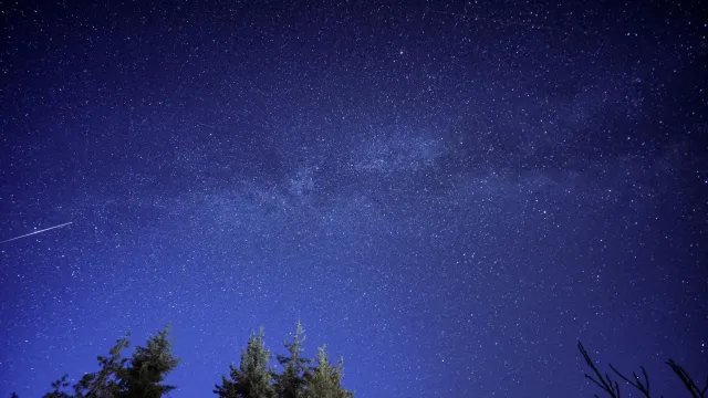 Loron kalan ho meteoro Bootids monu iha lalehan, ho konstelasaun Bootes iha fundu
