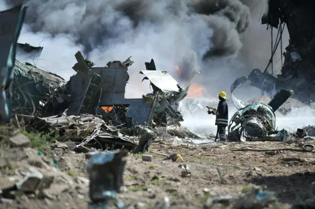 Imajen husi area planta kimiku ne'ebé esplode, ho ema servisu sira hamriik iha fatin tragédia, hatudu risku husi falta regula
