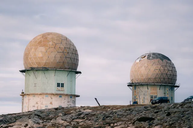 Satélite vigilância monitoriza tasi no kostal iha Índia, ho luz husi satélite iha leten no naviu iha tasi, simboliza segurans