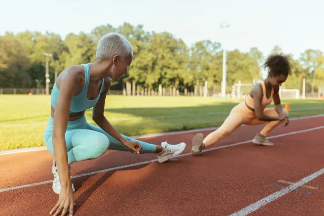Atleta feto freshmen husi Arizona ne'ebé halai iha kampu atletismo iha AIA State Championships 2026