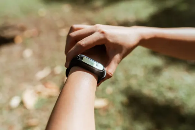 Ema ida uza smartwatch iha liur, monitoriza saúde no fitness ho sorrisu, hodi hatudu oinsá teknolojia ajuda iha moris loron-l