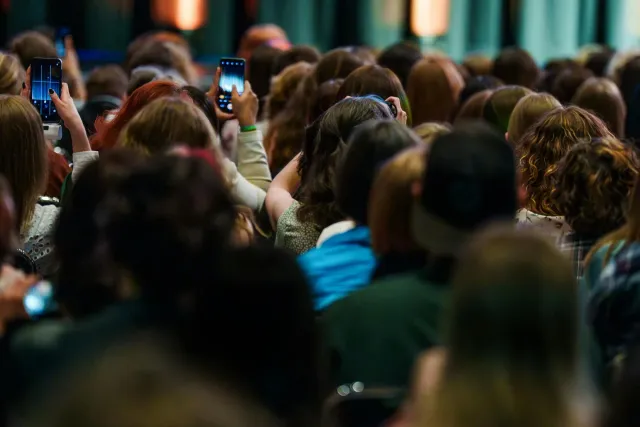 Imajen husi eventu Android Show 2026 ne'ebé hatudu palestrantu sira iha palku ho layar boot hatudu teknolojia foun, no audién