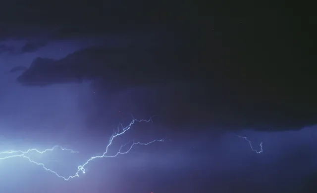 Imajen ida ne'ebé hatudu ema storm chasers uza drone no satélite atu kaptura dadus kona-ba tempu udan boot no mudansa klimáti
