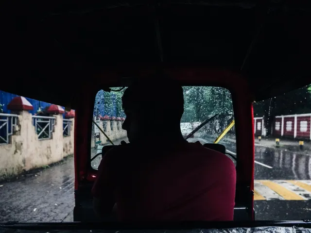 Ema barak iha Mumbai tuur iha aula lian Marathi ba kondutor auto no taksi, ho livru no quadro eskrita, hanesan símbolu adapta