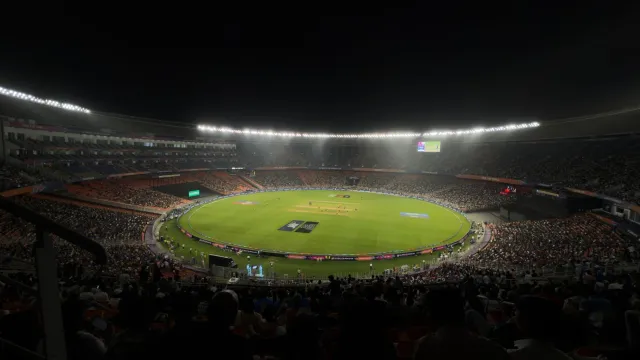 Imajen ida hatudu jogadór kriket Gwalior Cheetahs iha estadiu, ho fã sira iha tribuna, durante MPL T20 Scindia Cup 2026, iha 