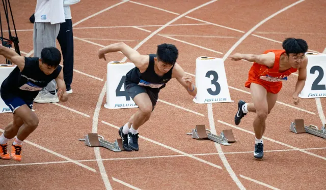 Atleta sprinter Harjit Singh halai iha pista korrida iha Pune, India, ho uniforme forsa aérea