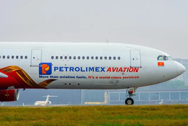 Imajen aviaun sira iha aeroportu ho fumaça kombustível no tempu nakukun, hatudu krise finanseira iha indústria aviasaun globa