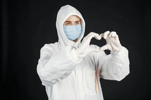 Imajen ida ne'ebé hatudu ema toba ho sensor respirasaun, virus Ebola mikroskópiku no símbolu MS, hanesan reprezentasaun ba ar