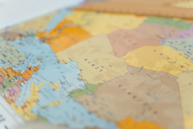 Mapa mundu ne'ebé hatudu Sudáfrika, Oseanu Índiku no Oriente Médio, ho seta indika konflitu no negosiasaun.