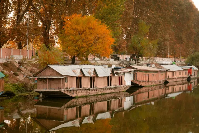 Imajen kombina templu Ram iha Ayodhya no houseboat tradisional iha riu Jhelum, Srinagar, hodi ilustra notísia importante husi