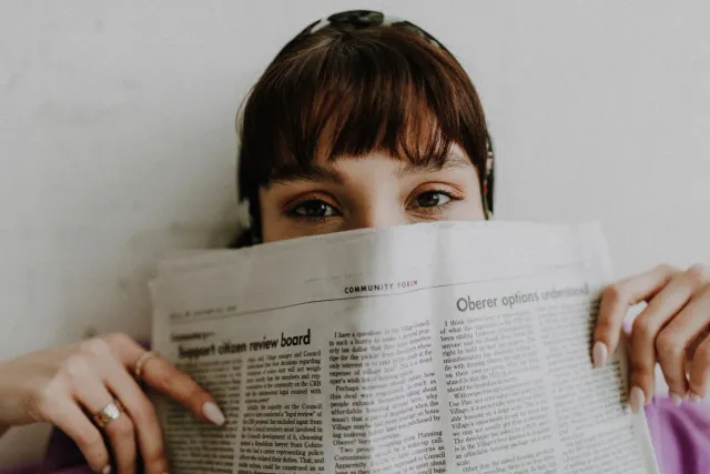 Ema ida lee jornal barak ho matan kritiku iha meja, hatudu katak ita presiza analiza informasaun ho didi'ak.
