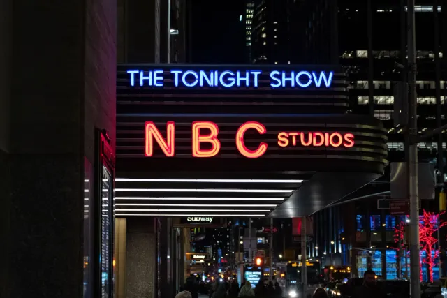 Imajen ida hatudu estúdiu CBS News ho logo iha laran, refere ba kontrovérsia entre Scott Pelley no Bari Weiss kona-ba direksa