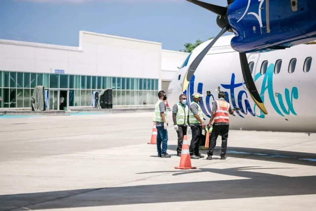 Avião privadu ne'ebé sunu hela iha La Romana International Airport iha Republik Dominikana, ho fumaça boot no bombeiru sira s