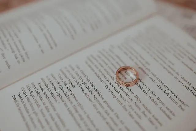 Livru Lord of the Rings ho anel iha leten, simboliza istória orijinál ne'ebé ita tenki proteje hosi korporasaun boot