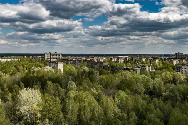 Imajen drone ataka instalação armazenamento nuclear fuel iha Chernobyl, ho nuvem fumaça no edifísiu antigo
