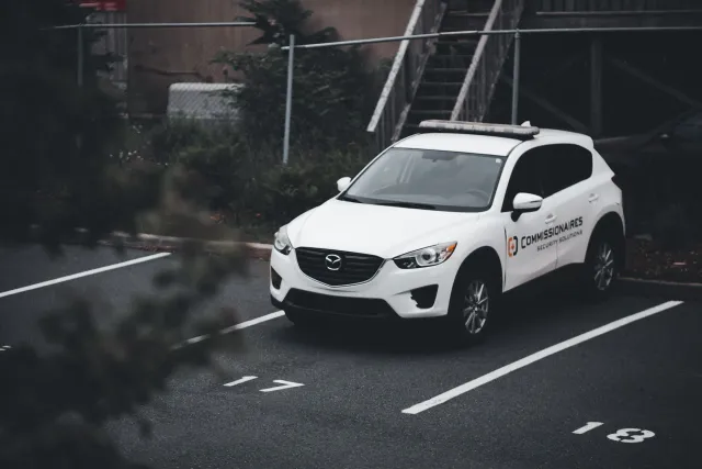Família servisu hamutuk iha parkir, limpa rai no kuidado ba kliente, hatudu konfiansa no servisu di'ak