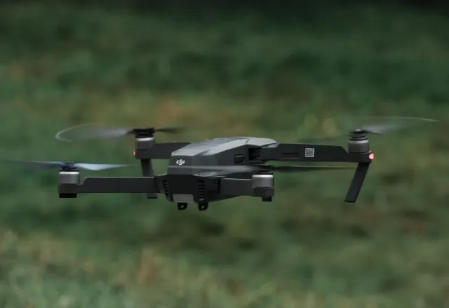 Drone submarinu autonómu husi pakitu AUKUS iha tasi laran, ho luz azul no ekipamentu avansadu