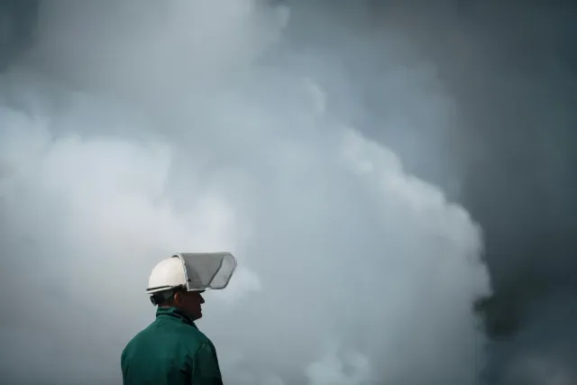 Traballadór saúde iha Kongo uza ekipamentu protesaun atu kombate Ebola iha ospitál lokál ho rekursu limitadu