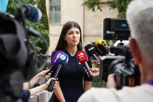 Imajen ida ne'e hatudu Andoni Iraola, treinador foun Liverpool, iha konferensia imprensa. Hau uza imajen ne'e atu ilustra ist