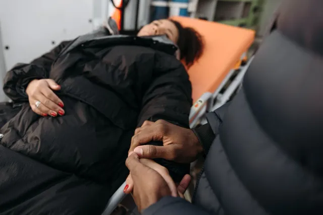 Feto tribu ida iha ospitál governu iha Akola, India, lori ninia la'en moras iha kotuk tanba la iha stretcher ka kadeira roda.