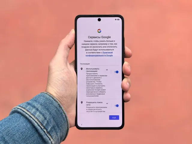 Ema barak tuir hela Android Show 2026 iha sidade San Francisco, ho ekrã boot hatudu logu Android no AI Gemini iha Tela