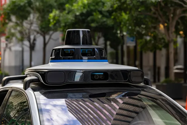 Karru autónumu ida ho teknolojia sensor no kamera iha estrada sidade nia laran, hanesan sinal ba futuru transporte ne'ebé lor