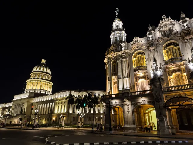 Imajen hosi sidade Havana iha kalan, ho luz ki'ik de'it no torre lixu nafatin, hatudu kríze falta eletrisidade ne'ebé afeta e