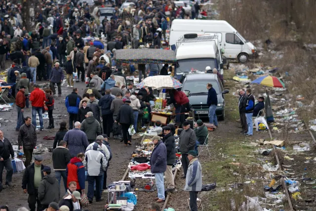 Imajen ida hatudu merkadu pulgas ne'ebé taka tiha, ho tenda mamuk no letreiru ne'ebé hatudu katak taka. Nudar sinal ba negósi