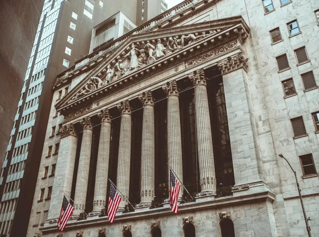 Estrutura modernu Blue Owl Capital nia edifísiu iha sidade New York, hatudu oinsá finansa privadu opera iha mundu kontemporan