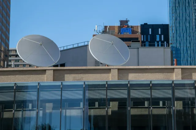 Imajen satélite ne'ebé hatudu mapa urbanu ho edifísiu no konstruksaun foun, uza ba monitorizasaun no kontrolu ilegal