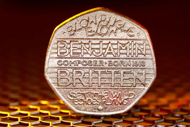 Moeda 50p foun husi Royal Mint ne'ebé hatudu karakter Aardman sira hanesan Wallace, Gromit, Shaun the Sheep, no Morph, iha fu