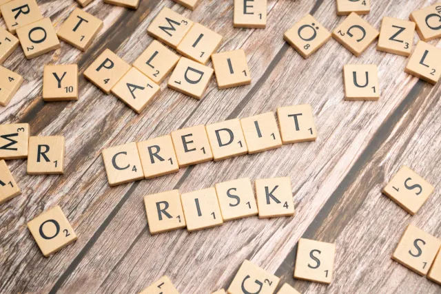 Analiza risku negósiu ho AI no mudansa rating kreditu iha merkadu finansa