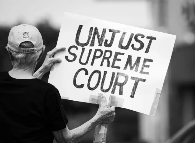 Imajen ida ne'ebé mosu ema idosos sira iha tribunal no família, hanesan signu direitu no moris, iha Timor-Leste.