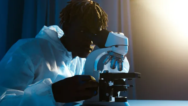 Imajen ida ne'ebé hatudu peskiza vaksina iha África no anel Oura Ring 5 ho teknolojia AI saúde, simboliza ligasaun entre pesk