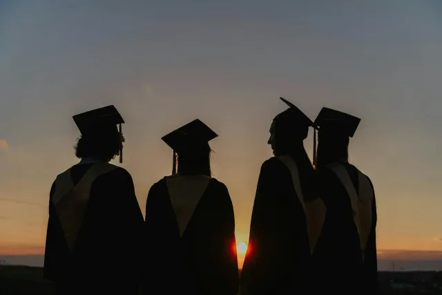 Labarik foin gradua sira hamriik hamutuk ho sorrisu, hatudu otimismu ba futuru - imagem ilustrasaun ba artigu kona-ba jeral A