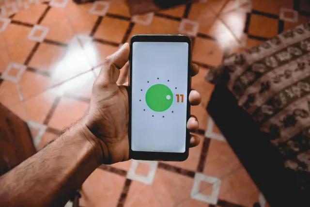 Ema ida kaer hela smartphone ho AI asistente, iha fundu ikon privasidade no seguransa