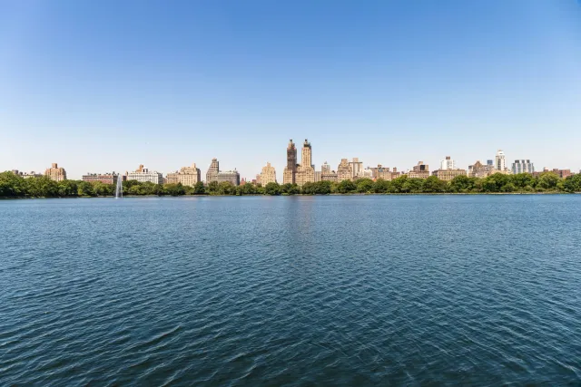 Imajen hatudu polísia NYPD iha park Sentrál besik lagoa Harlem Meer, ho ema nadu hela iha bee, no polísia hein hela iha rai. 