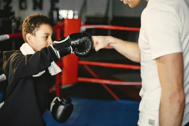 Atleta joven Timor-Leste treinu ho disiplina pessoal iha kampu desportu, hatudu foku no determinasaun, ho equipamentu desport