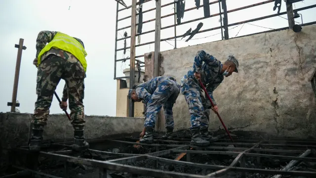 Imajen hatudu ruin hosi fabrika fogo-fatu iha Jaipur, ho fumaça no bombeiru sira servisu, tau hanoin ita kona-ba seguransa no