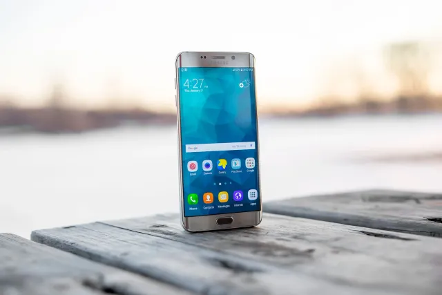 Imajen ida ne'ebé hatudu smartphone Android no komputer ho logo Google no Microsoft iha uma konferénsia teknolojia, ho ai-fua