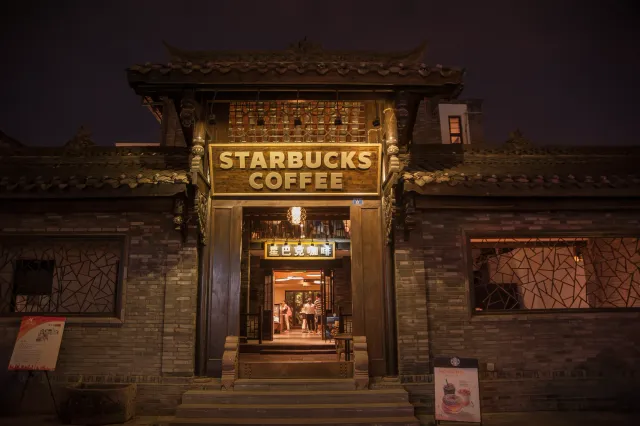 Imajen ida husi loja Starbucks iha Japón, ho letreiru ne'ebé hatudu naran Starbucks iha lian Japones, no kliente sira tuur ih