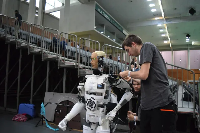 Robot humanoid Z01 husi Zoomlion iha feira KOMATEK 2026 iha Istambul, hatudu nia kapasidade atu foti sasán no servisu ho ema.